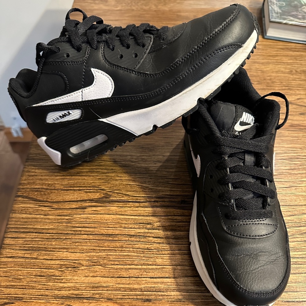 Size 5.5y Nike AirMax 90. Like new, only worn twice.